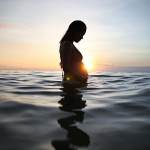 femeie insarcinata gravida in apa apus de soare pregnant woman in water (http.julianwainwright.files.wordpress.com)