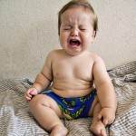bebelus care plange suparat sta in fundulet baby crying (http.farm.static.flickr.com) bebelus care plange suparat sta in fundulet baby crying (http.farm.static.flickr.com)