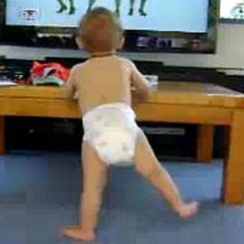 VIDEO – Bebelus danseaza