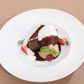 Desert de ciocolata cu visine si inghetata de alune cu caramel