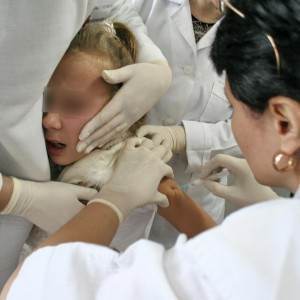 injectie vaccin copil doctor (http://storage0.dms.mpinteractiv.ro)