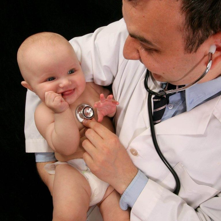 Cum alegem medicul pentru bebelus?