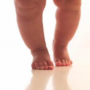 picioare strambe bebelus (http://blog.invitingsmiles.com)