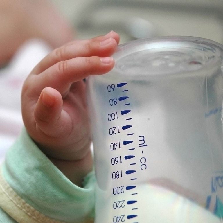 Hranirea cu lapte praf a bebelusului