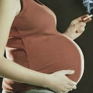 femeie insarcinata care fumeaza (www.cdn-viper.demandvideo.com)