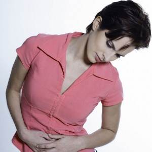 femeie care are dureri abdominale (www.clicksanatate.ro)