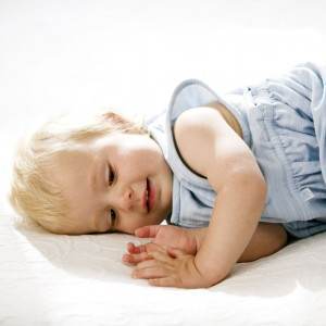 bebelus care se pregateste sa doarma (www.poppetbabywear.com)