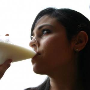 gravida care bea lapte (http://1.bp.blogspot.com)