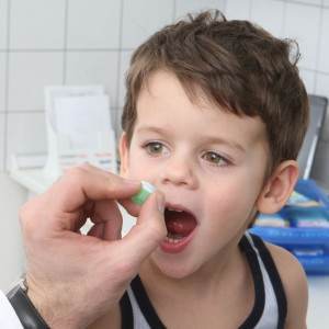 copil care ia pastile (www.homeopathyclinicprague.cz)