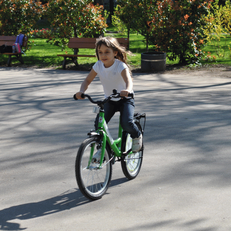 Vino la o plimbare gratuită cu bicicleta în parcul Kiseleff!