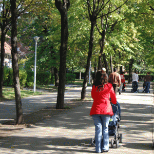 la plimbare cu bebelusul (www.arhivafoto.ro)