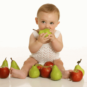 bebelus care mananca fructe (www.glenisk.com)