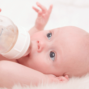 bebelus care bea lapte (www.koleksifoto.com)
