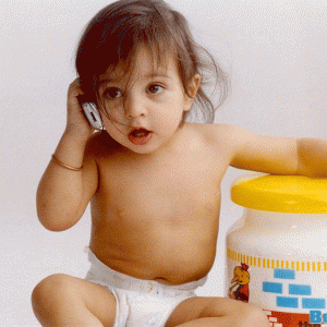 fetita care vorbeste la telefon (www.lazypic.com)