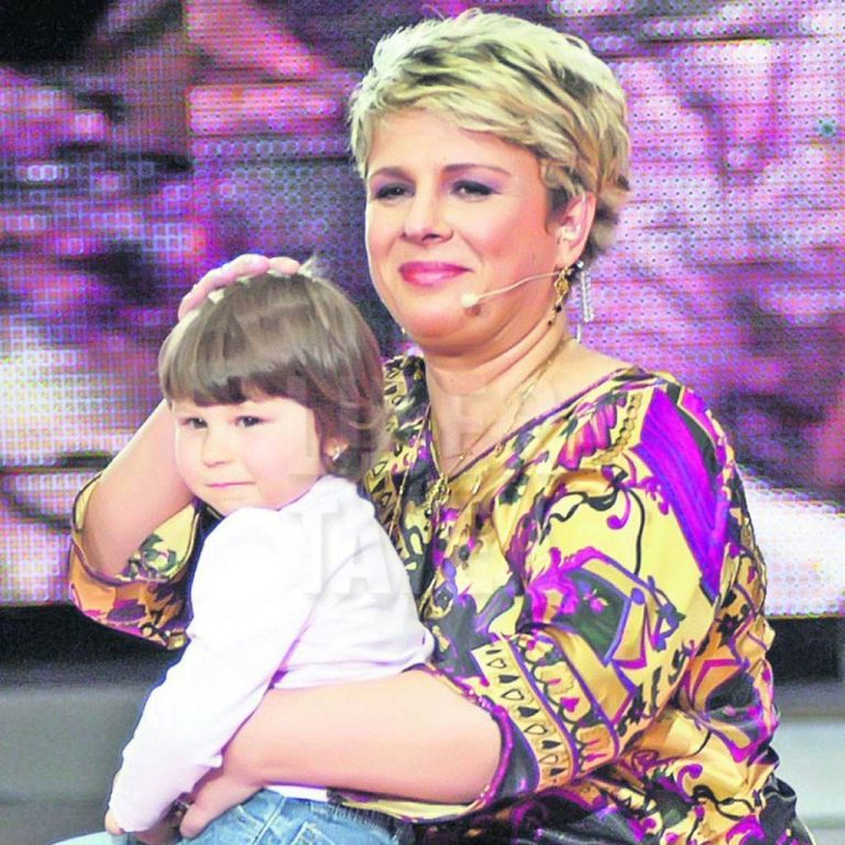 Sase vedete romanesti care au adoptat un copil
