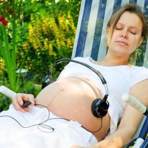 gravida care asculta muzica (www.babyzen.biz)