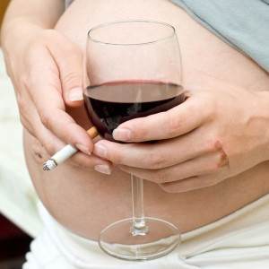 gravida care fumeaza (www.innermostsecrets.com)