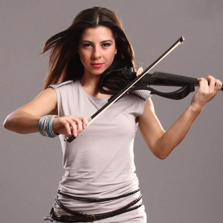Andreea de la Amadeus si-a botezat fiul…cu peripetii