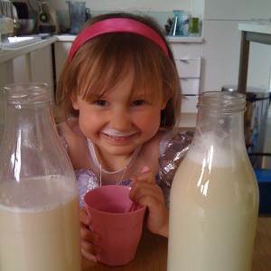 fetita care bea lapte (http://1.bp.blogspot.com)