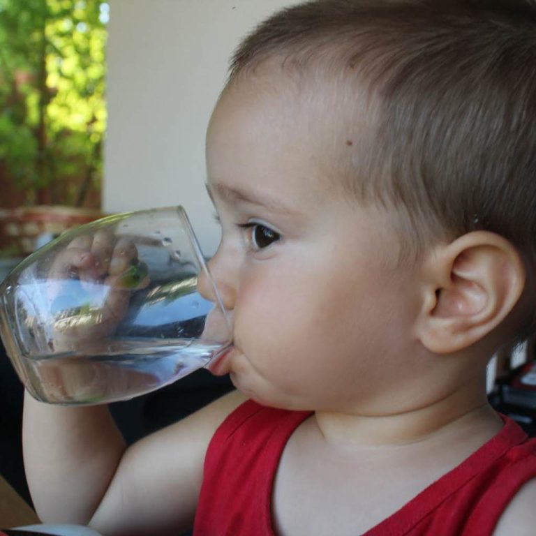 Cum sa ne hidratam corect bebelusul?