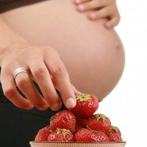 gravida care mananca capsuni (http://3.bp.blogspot.com)