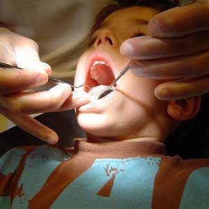 copil la stomatolog (www.euforia.tv)