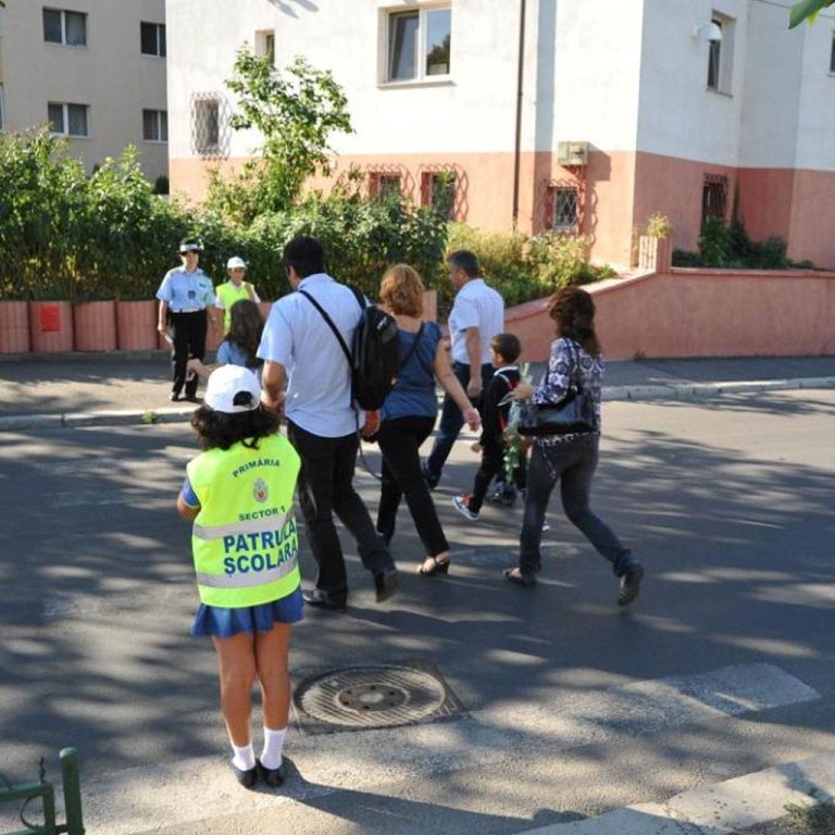 Patrulele elevilor dirijează traficul din apropierea scolilor!