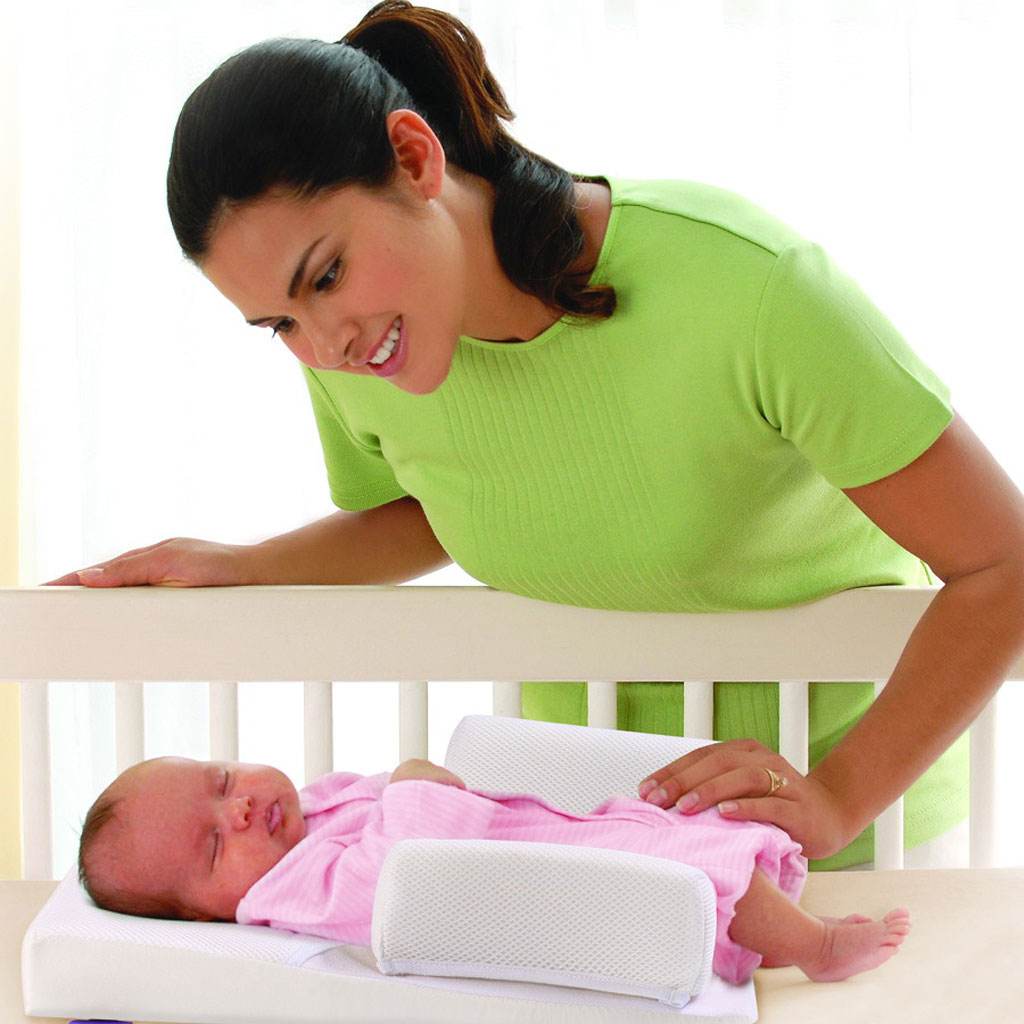 Новорожденному спать на боку или спине. Фиксатор положения для младенцев. Позы для сна новорожденного. Укладывание грудничка. Кровати для новорожденных с фиксаторами.