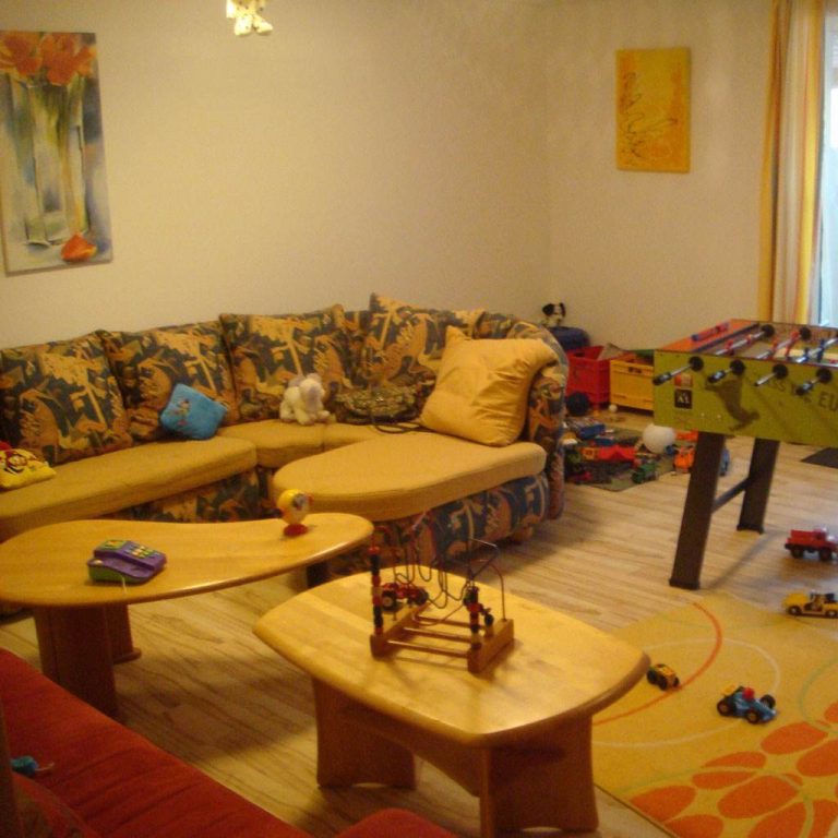 kika amenajeaza un camin pentru copii