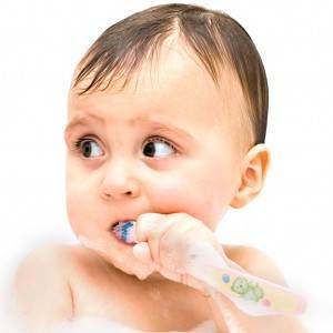 copil care se spala pe dinti (www.giglig.com)