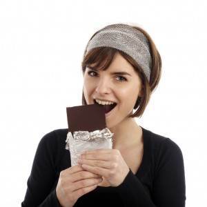 femeie care mananca ciocolata (www.gkhealth.com)