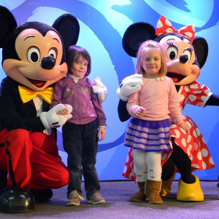 Mii de copii s-au intalnit cu personajele Disney la Bucuresti