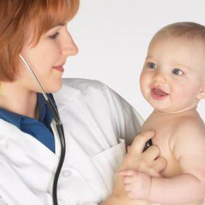 bebelus la doctor (www.centrulbabycare.ro)
