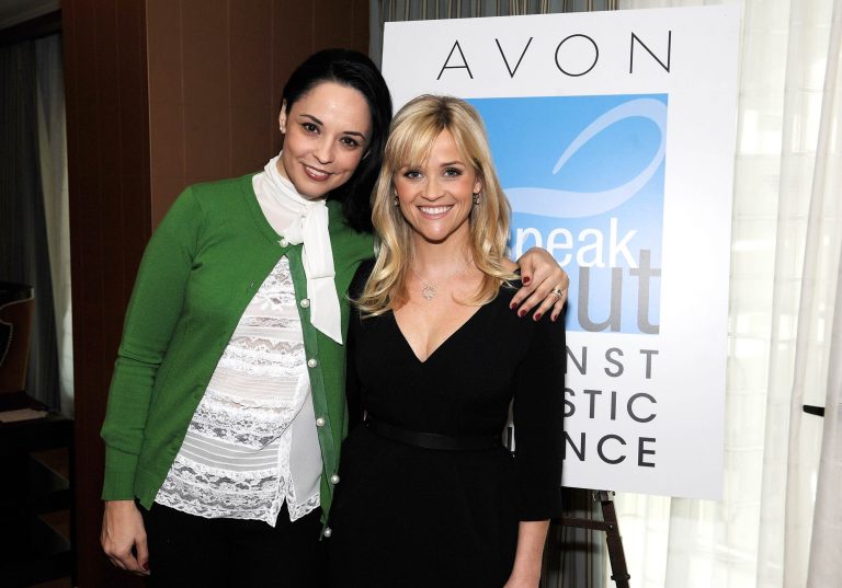 Reese Witherpoon si Andreea Marin Banica sprijina victimele violentei in familie