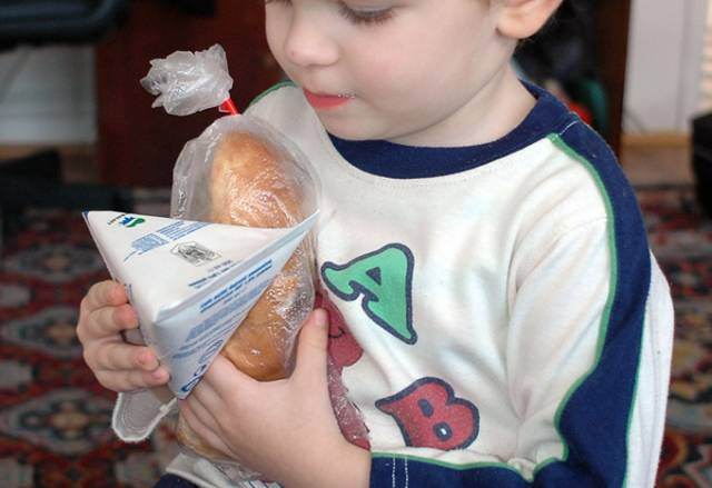 12 elevi au ajuns la spital dupa ce au consumat lapte expirat la scoala