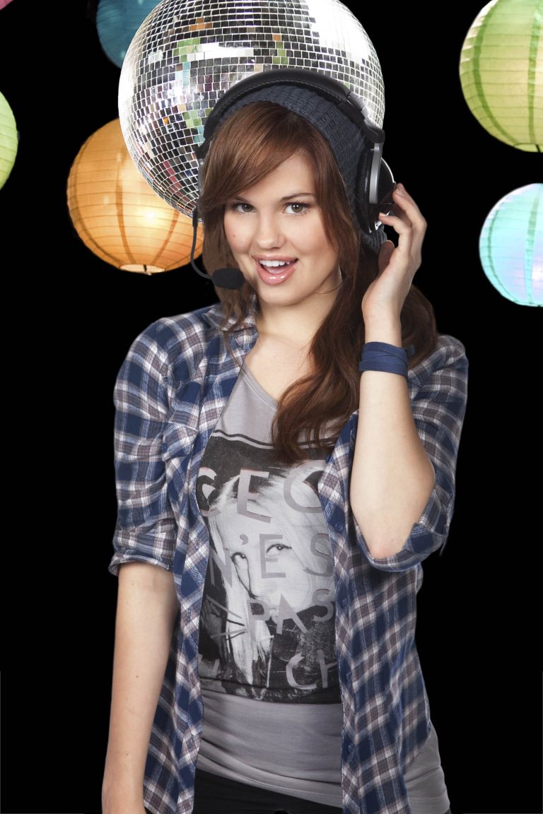 Radio Rebel, cu Debby Ryan ia cu asalt Romania