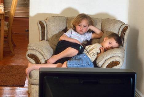 Violenta TV afecteaza somnul scolarilor si a prescolarilor