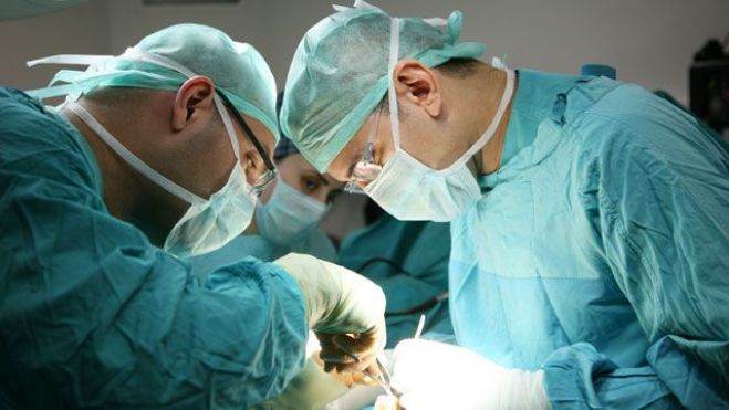 Uimitor! O femeie si-a donat uterul fiicei sale infertile