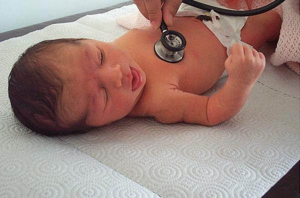 O bebelusa a fost salvata de parinti dupa ce acestia au ignorat sfatul medicilor