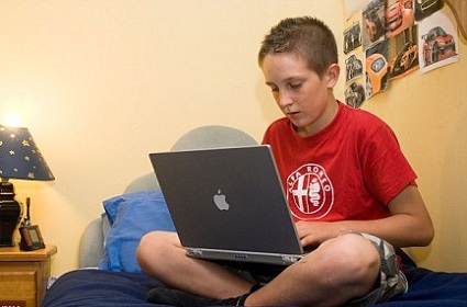Studiu: Facebook scade IQ-ul copiilor care il folosesc