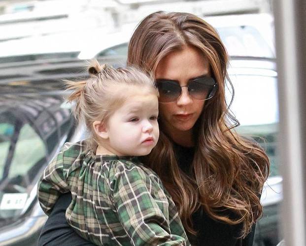 Aschia nu sare departe de trunchi: Harper Beckham, copia fidela a Victoriei – FOTO