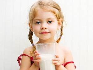 copil care bea lapte