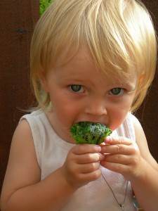 copil mananca brocolii
