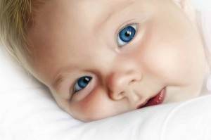 bebelus ochi albastri