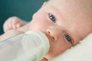 nou-nascut bea lapte