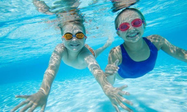 Inotul la copii – avantajele practicarii acestui sport la varste fragede
