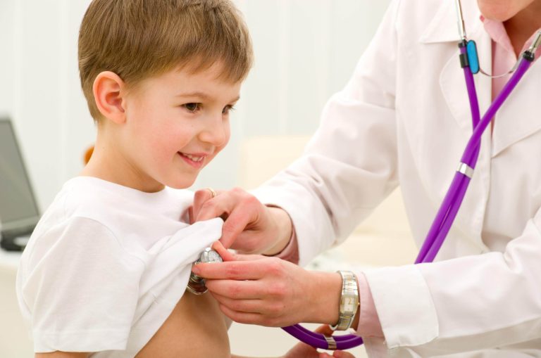 Durerile de burtica la copii – de ce apar si cum pot fi ameliorate?
