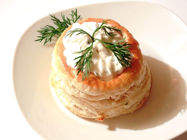 Vol-au-vent cu piept de curcan si sos mozarella
