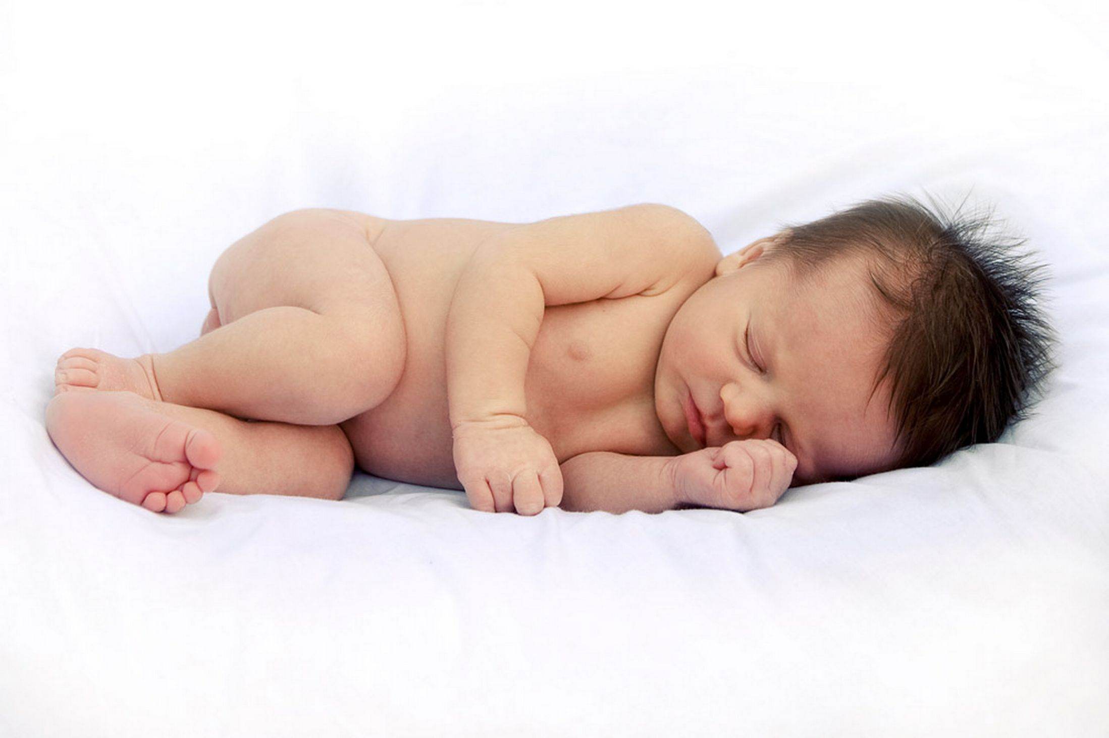 Новорожденному спать на боку или спине. Спящие малыши. Малыш лежит. Спящий младенец. Новорожденный ребенок.