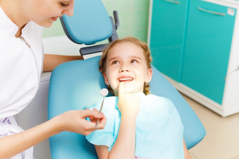 Peste 1.000 de medici dentisti ofera gratuit consultatii sau detartraje